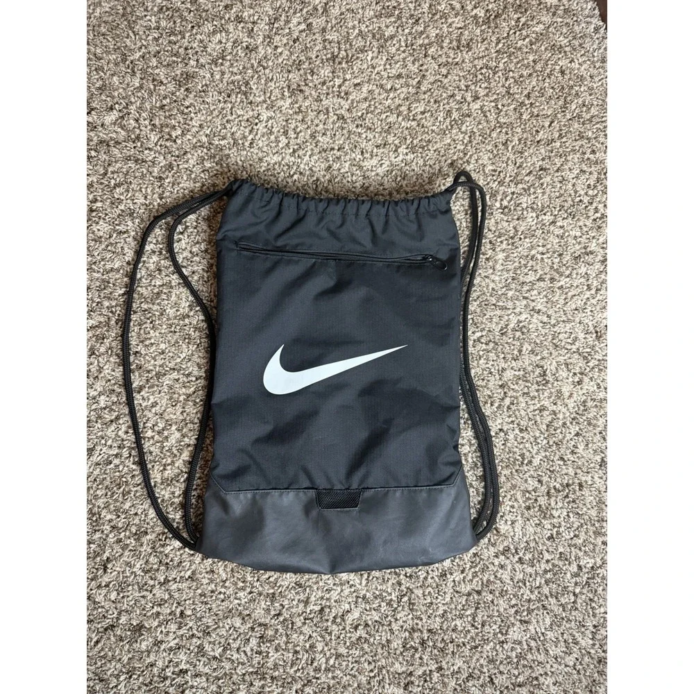 Nike Brasilia 9.5 Drawstring Black Backpack Bag Training Gym Sack Pack DM3978010
